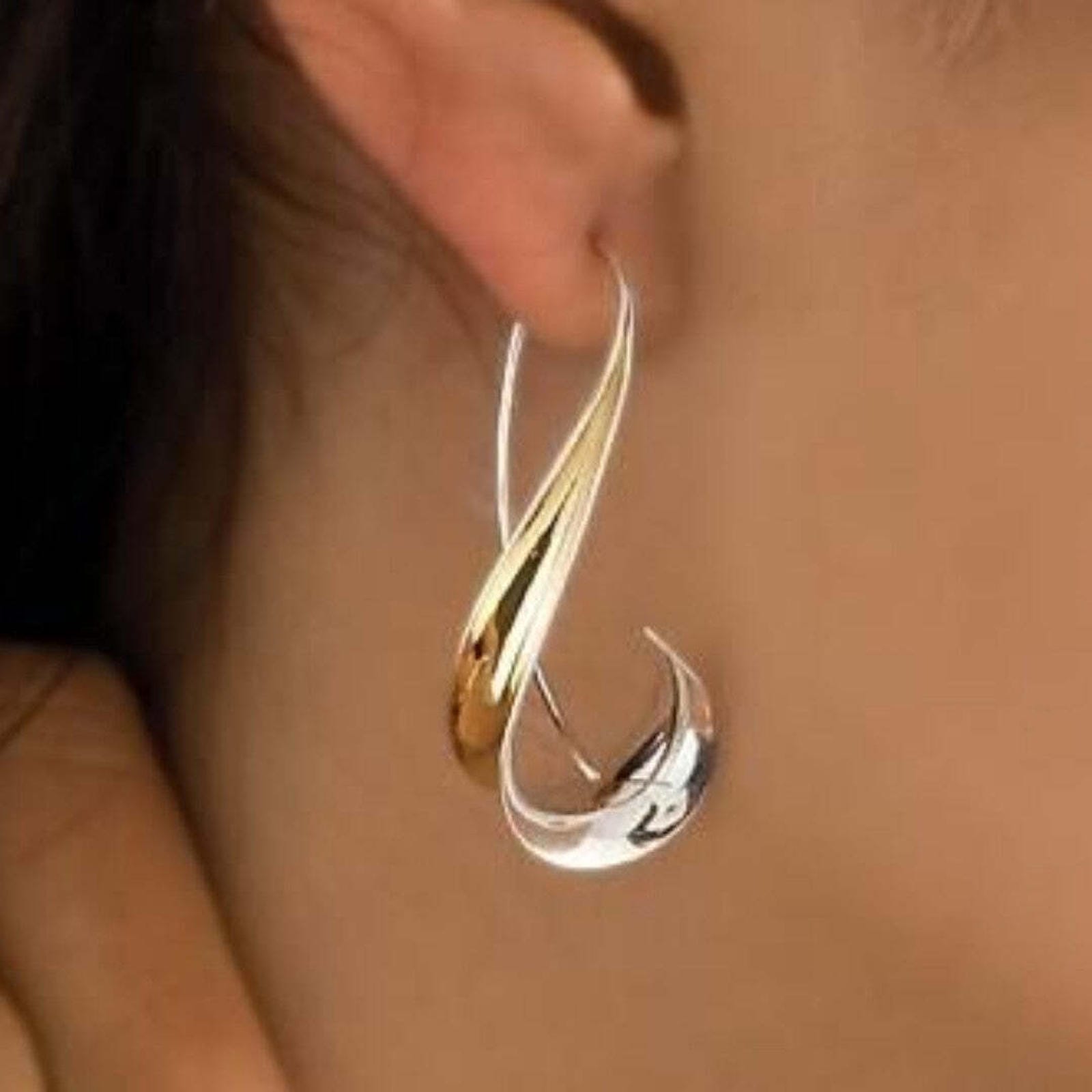 Refined Timeless Gold Elegance Earrings