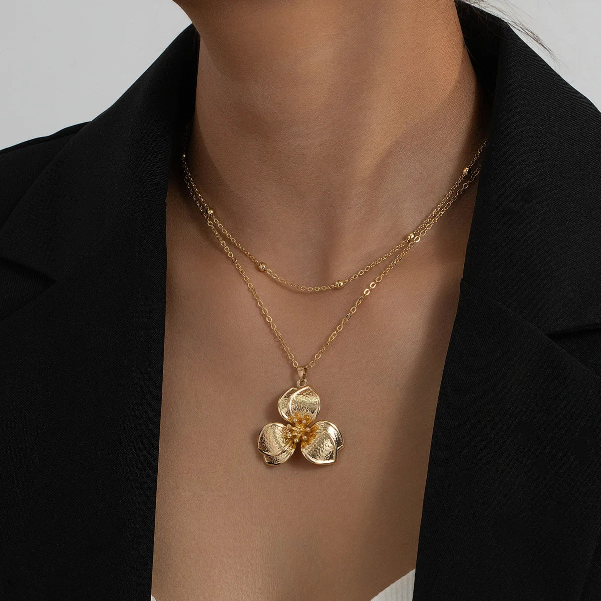 Chic Metal Flower Pendant Necklace